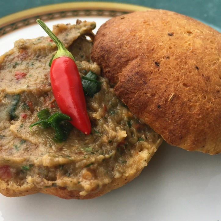 Auberginensauce als Aufstrich oder Beilage zu Lachs + Fleisch – grüner Tag