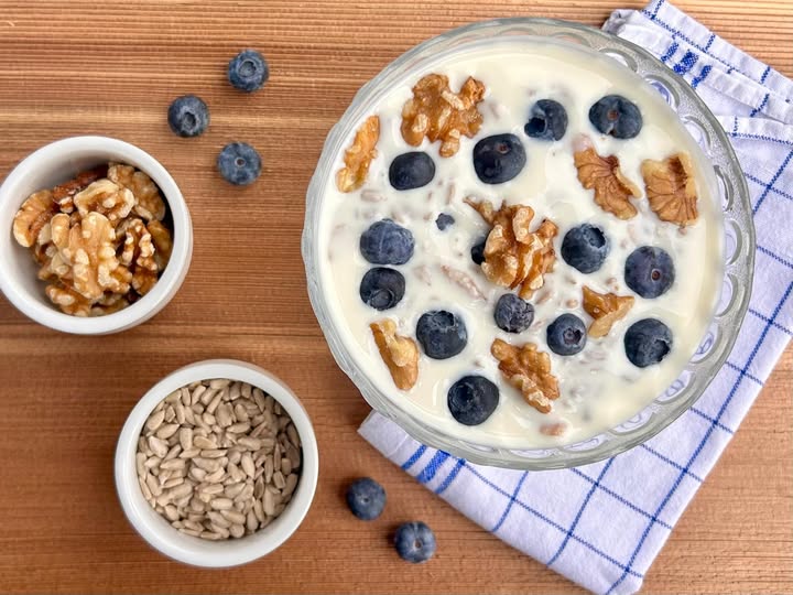 Probiotisches Joghurt mit Walnüssen und Beeren